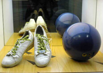 车菊红比赛时用的保龄球及保龄鞋曾作公开展览。新华社资料图片