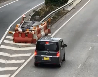 七人車在公路倒車駛回路口。熊勵衡影片截圖