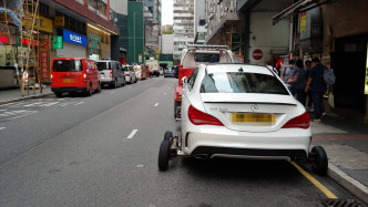 警拖走違泊車輛。警方圖片