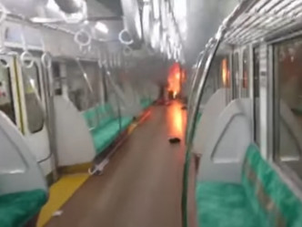 列车上一度有火光及传出爆炸声。影片截图