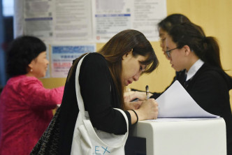 樂富房委會客務中心有不少市民交申請表。