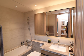 浴室採浴缸設計，可享浸浴之樂。（9A座12樓A室）