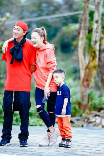 （左起）陈小春与应采儿夫妇与儿子一家，因参与内地人气亲子真人骚而大受欢迎。
