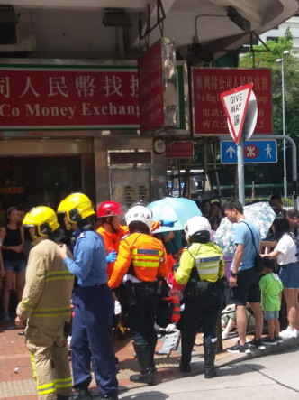 有客貨車撞上行人路鐵欄。香港突發事故報料區網民陳秋雄‎圖片