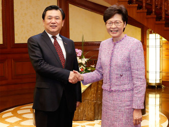 林郑月娥与中国民用航空局局长冯正霖（左）会面。