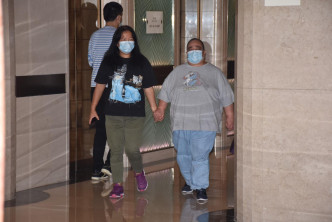 元配黎婉华孻女何超雄于下午4时许离开医院。