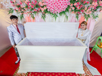 新郎解釋，擺放棺材是象徵見證他們至死不渝的愛情。Kan Pho To社交媒體圖片