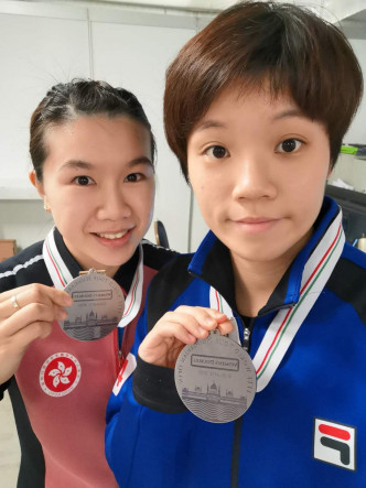 杜凱琹(右)與李皓晴在女雙決賽不敵日本石川佳純/平野美宇摘銀。相片由乒總提供