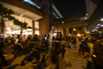黄大仙防暴警察驱散人群