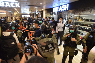 防暴警察进入商场拉起封锁线。