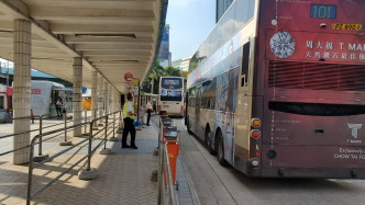 巴士公司加派职员在站协助乘客。