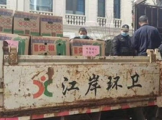 网民继续踢爆武汉有社区用救护车、回收车运送居民食品。网图