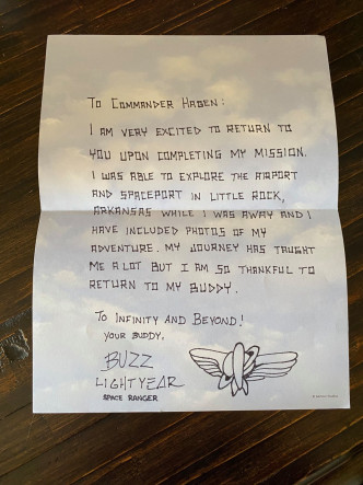 航空公司送上一封由「巴斯光年」手寫的信件。網圖