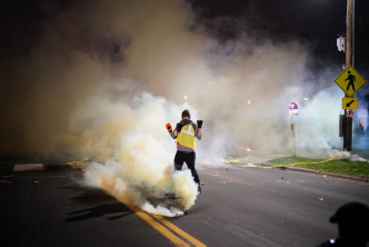 明尼苏达州市长宣布实施宵禁。AP图片