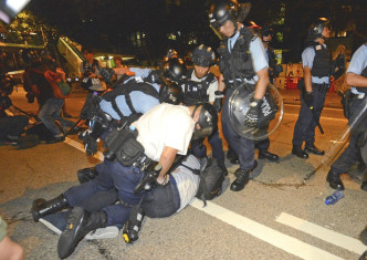 示威者6月9日深夜與警方爆發激烈衝突。資料圖片