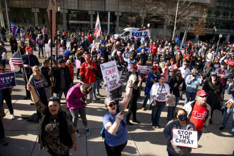 密歇根州底特律有特朗普支持者示威聲稱選舉不公。AP圖片