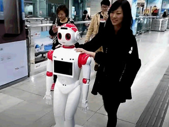 太田智美每天与机械人们外出。Tomomi Ota Youtube影片截图