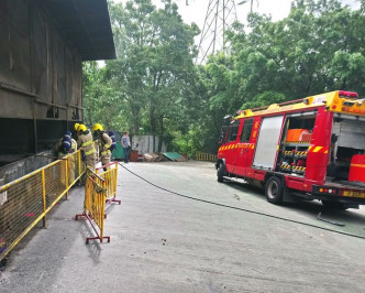 消防员向化宝炉射水。梁国峰摄