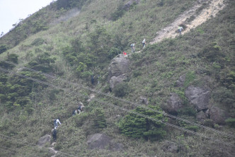 警方登山调查石乐荞失踪案。