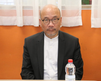 校长陈锦伟对陈同学遇溺身亡感到难过。