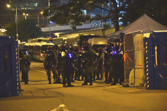 防暴警察在特首办外驻守。