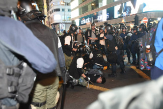 旺角防暴警察制服約十多名示威者