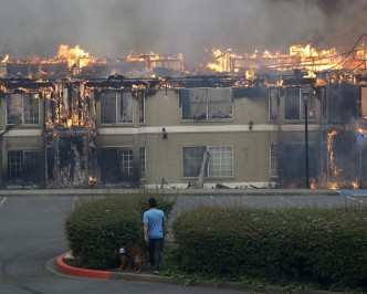 山火波及超过2千间房屋被焚毁。AP