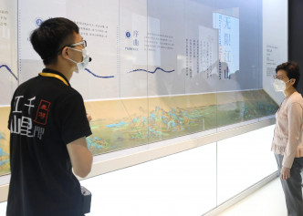 林鄭月娥參觀以數碼技術展示藝術作品的展覽。政府新聞處圖片