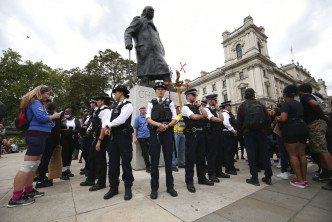 警方保護邱吉爾雕像。AP