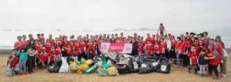 200名義工參與屯門龍鼓灘海岸清潔行動。