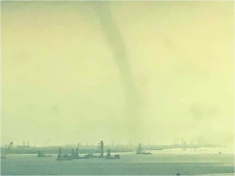 赤鱲角机场下午出现龙卷风。FB Märkčö Wöñg图片