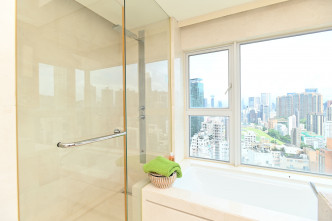 套廁浴缸置設於窗邊，一邊浸浴，一邊欣賞風景。