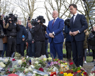 荷蘭首相呂特(右)日前為槍擊案致哀。AP