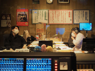 星野源（左）非常忙碌，身兼歌手及演员的他，也有主持电台节目。