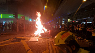 有示威者在旺角警署開焚燒雜物。
