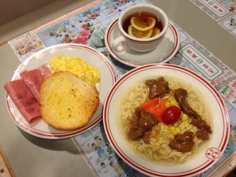 茶室内售卖不少经典茶餐厅美食。资料图片