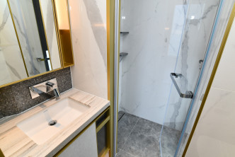 浴室採淋浴間設計，乾濕分明。（25樓A室現樓交樓標準單位）
