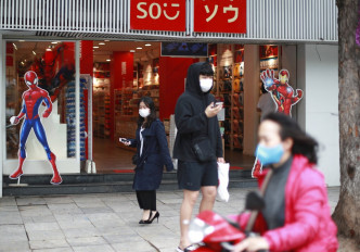 大阪市长认爲女士外出比男士花时间。AP图片