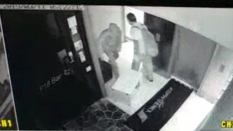 2名贼人抬走酒吧夹万。