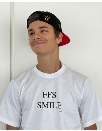 Romeo身上的「FFS SMILE」白Tee索价逾1,000港元。