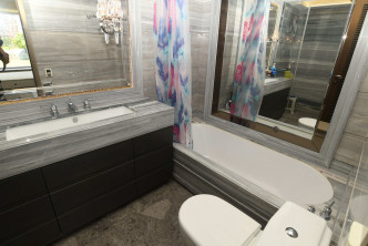浴室以灰白作主調，裝有2面大鏡擴闊空間感。