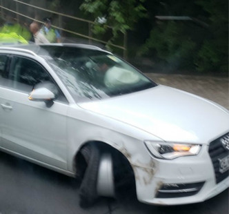 白色私家车车头损毁。网民Sdu Lee Hin‎图片