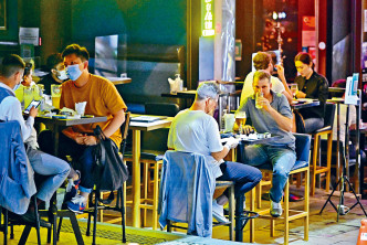 中環蘭桂坊酒吧餐廳不乏外籍人士光顧。
