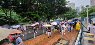 游行已起步开始向荃湾进发。