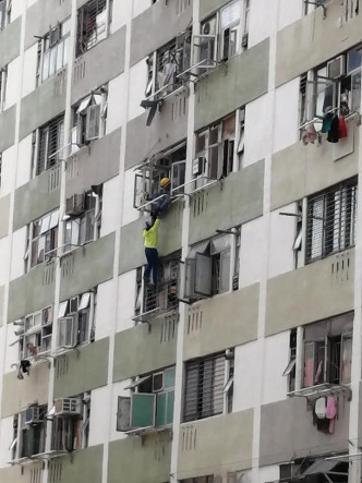 少女一度情緒激動在半空「吊吊揈」。圖：香港突發事故報料區 網民Kevin Mak‎　