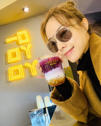 Stephy于18年在台湾开设茶饮店「一口吖吖 1011 • Sip Tea」。