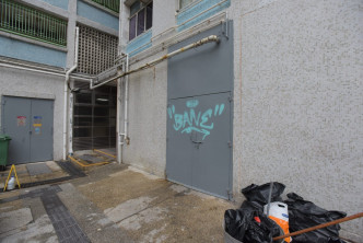 葵興邨店舖捲閘牆壁被塗鴉。
