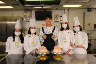 心情興奮

ANSONBEAN跟(右起)Jenny、Lily、Nataile、Agnes齊做日本桃蛋糕，「豆粉」既緊張又興奮。