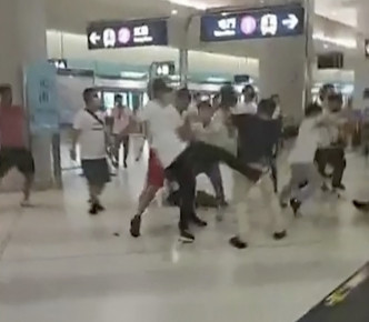 元朗西鐵站發生白衣暴徒暴力襲擊市民。網上圖片