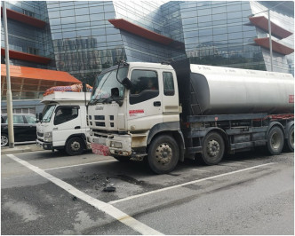 運油車泵把輕微凹陷。梁國峰攝